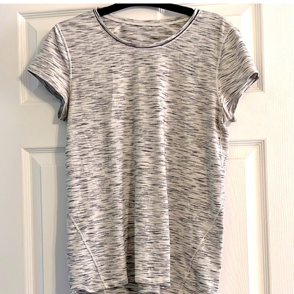 Lululemon Athletica short sleeve lightweight shirt size 6 - Picture 1 of 2